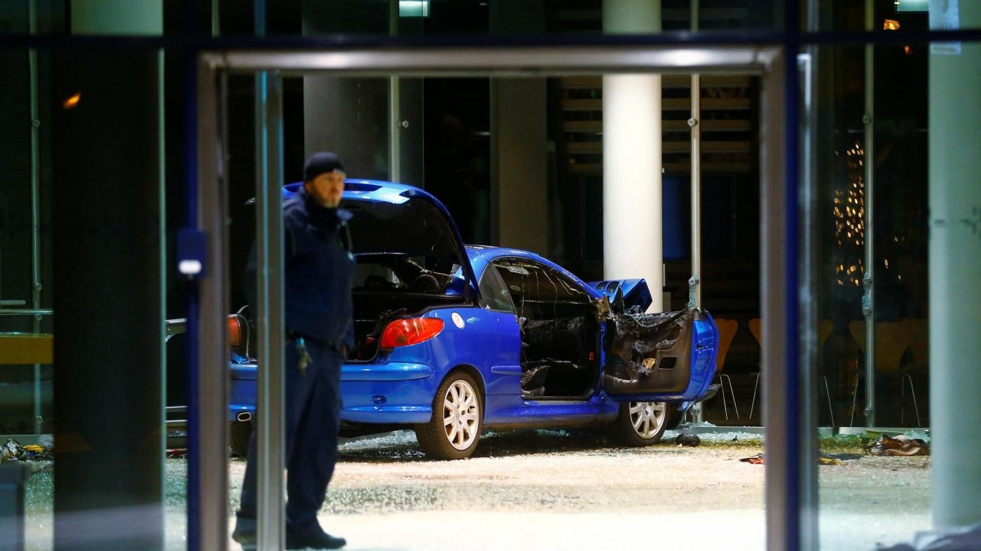Berlino, si lancia con l’auto contro la sede Spd: ferito