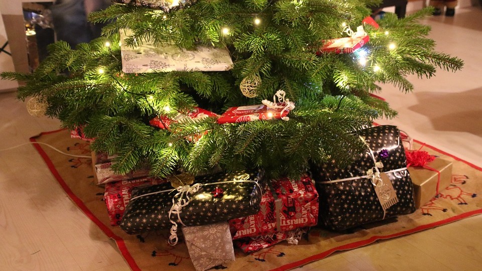 Natale, 4,6 mld in regali sotto l’albero. Cosa fare se il dono è difettoso