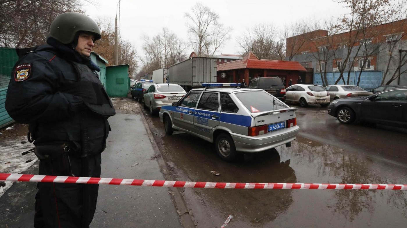 Sparatoria in una fabbrica a Mosca: uomo barricato nell’edificio