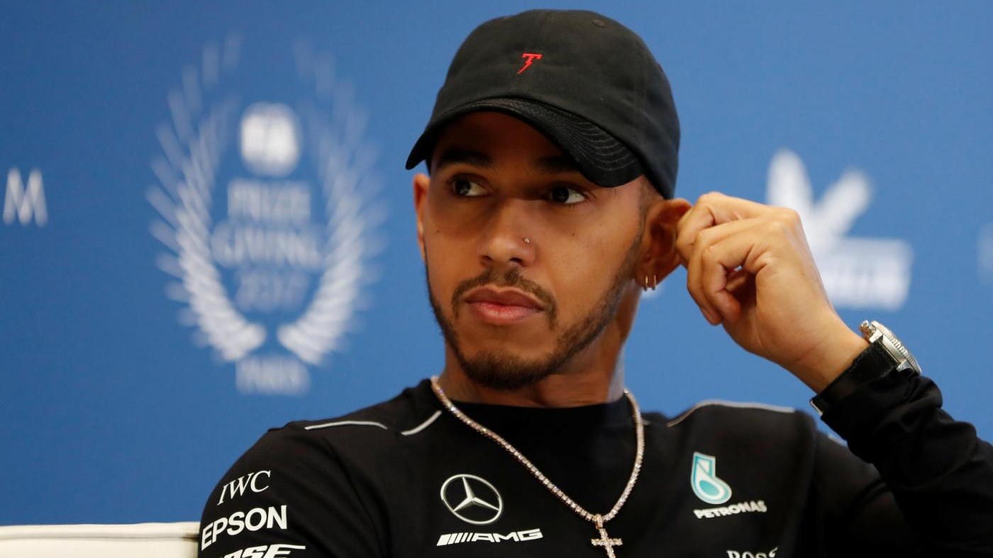 Hamilton sgrida il nipote perché si veste da principessa: bufera sui social