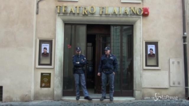 Roma, la protesta contro Beppe Grillo diventa spettacolo