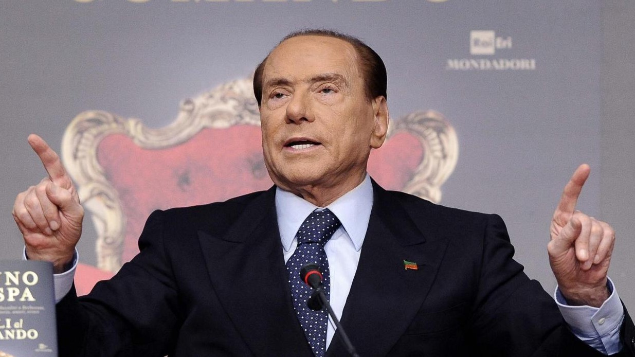 Berlusconi rilancia il reddito di dignità. Di Maio attacca: “Ci ha copiato”