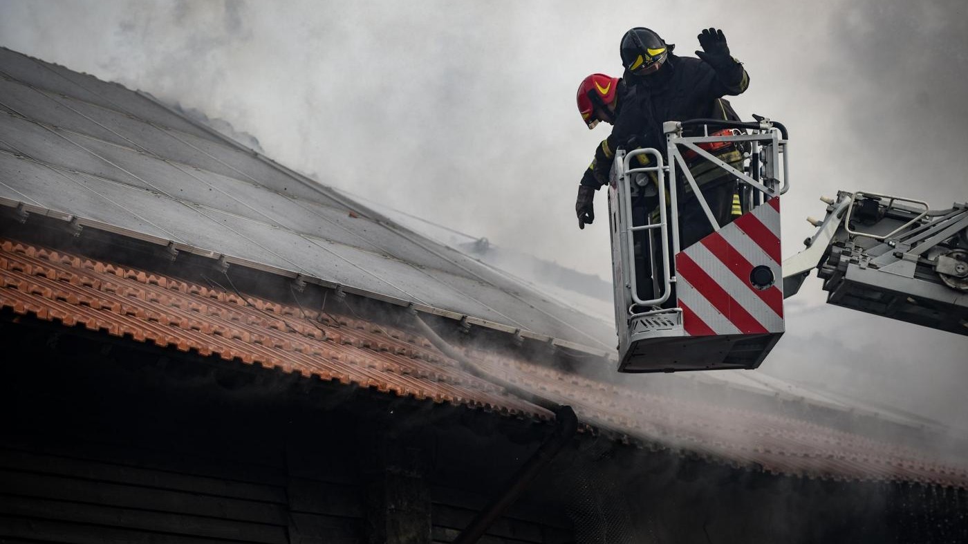 Salerno, madre e figli morti in rogo: ipotesi omicidio-suicidio