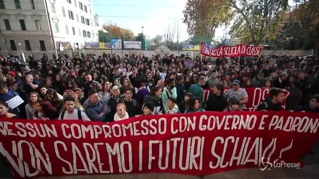 Centinaia di studenti in corteo a Roma