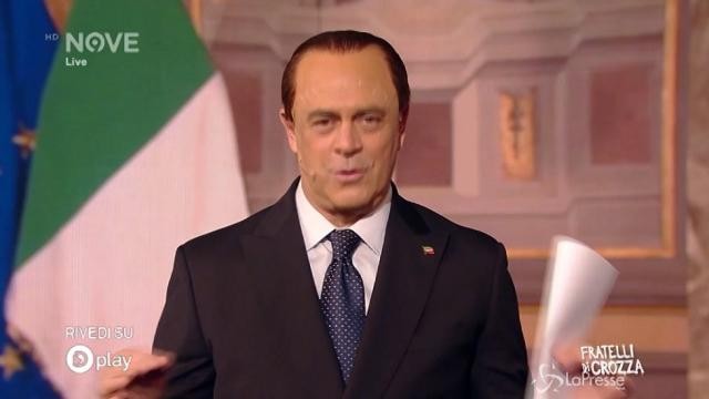 Crozza-Berlusconi cerca voti: “Prometto una pensione da un milione”