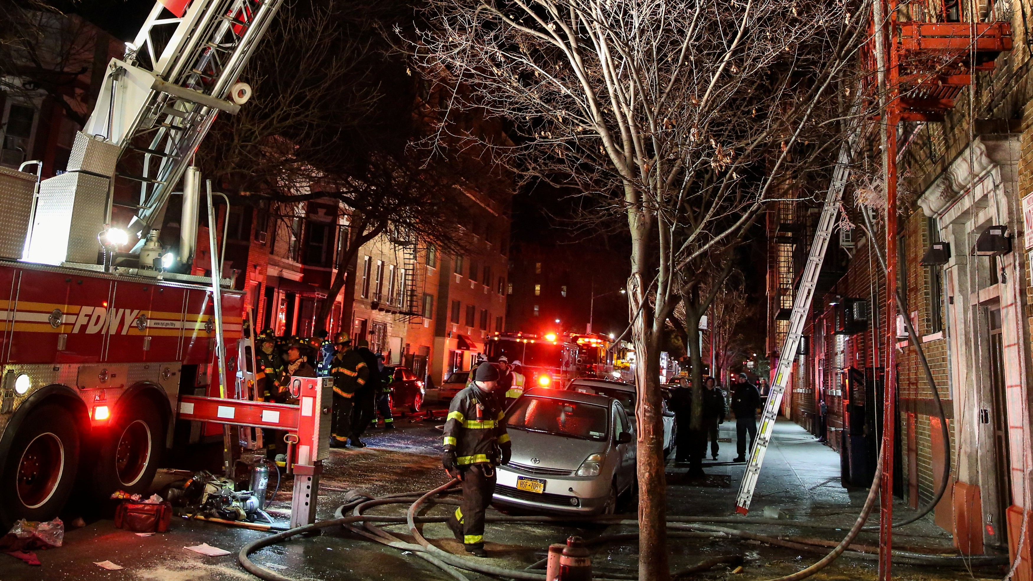 New York, il peggior incendio in 25 anni: 12 morti, 4 sono bimbi