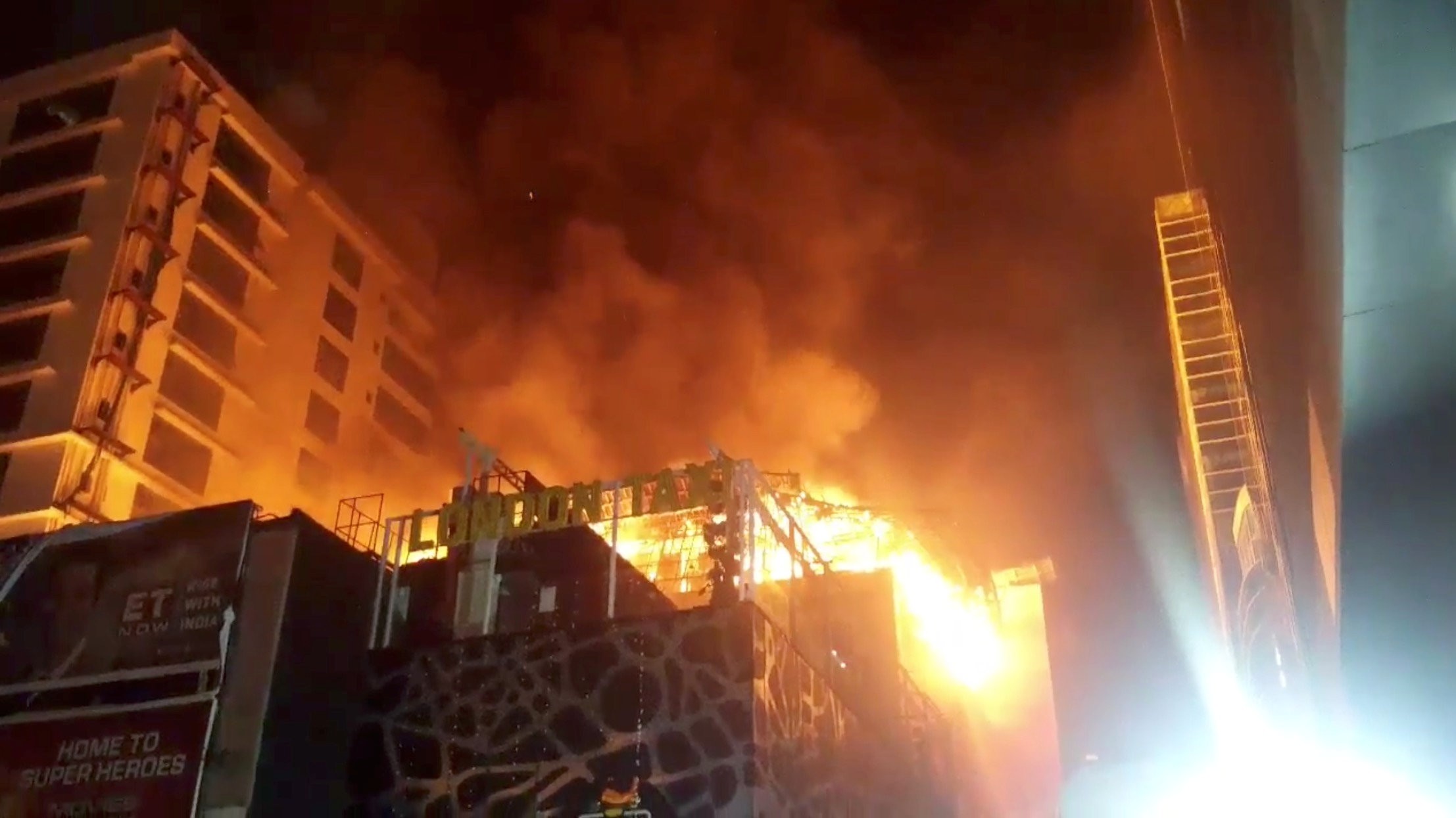India, almeno 15 morti per un incendio in un ristorante di Mumbai