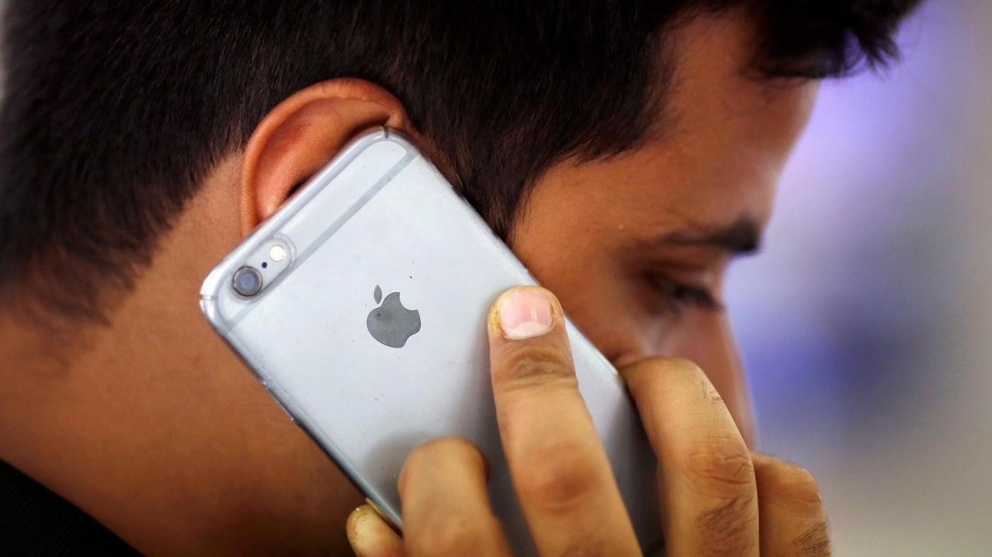 “No rallentamento intenzionale iPhone”. E Apple offre sconto batteria