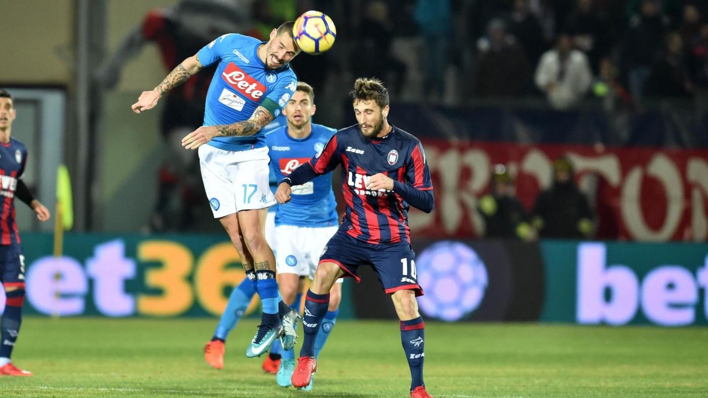 Hamsik regala 3 punti e primato: 1-0 sul Crotone e Napoli campione inverno