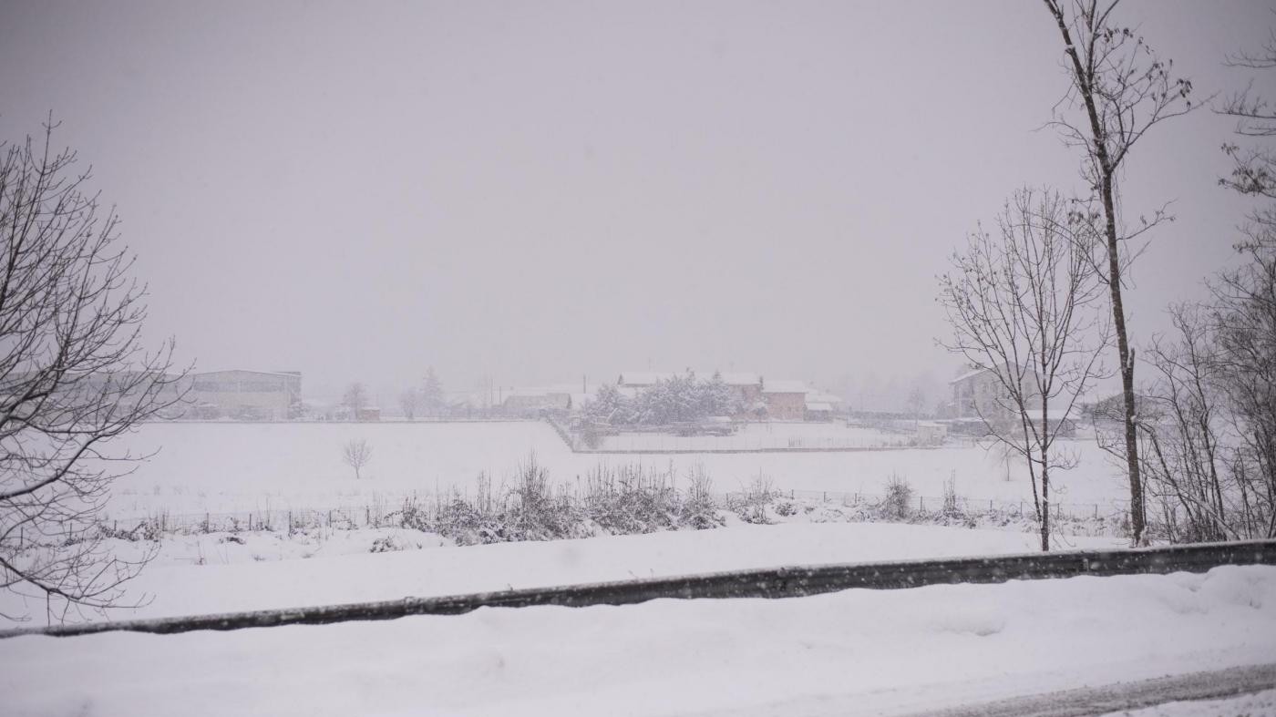 Meteo, tempo stabile a Capodanno, neve su Alpi e rischio valanghe