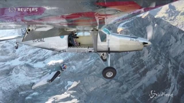 Prendere l’aereo al volo: l’incredibile acrobazia di due stuntman