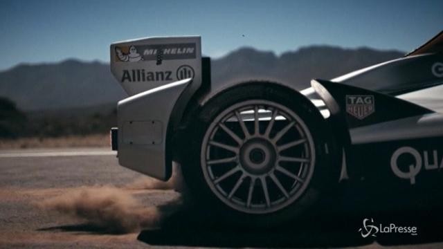 Formula E, l’emozionante sfida tra la monoposto elettrica e il ghepardo