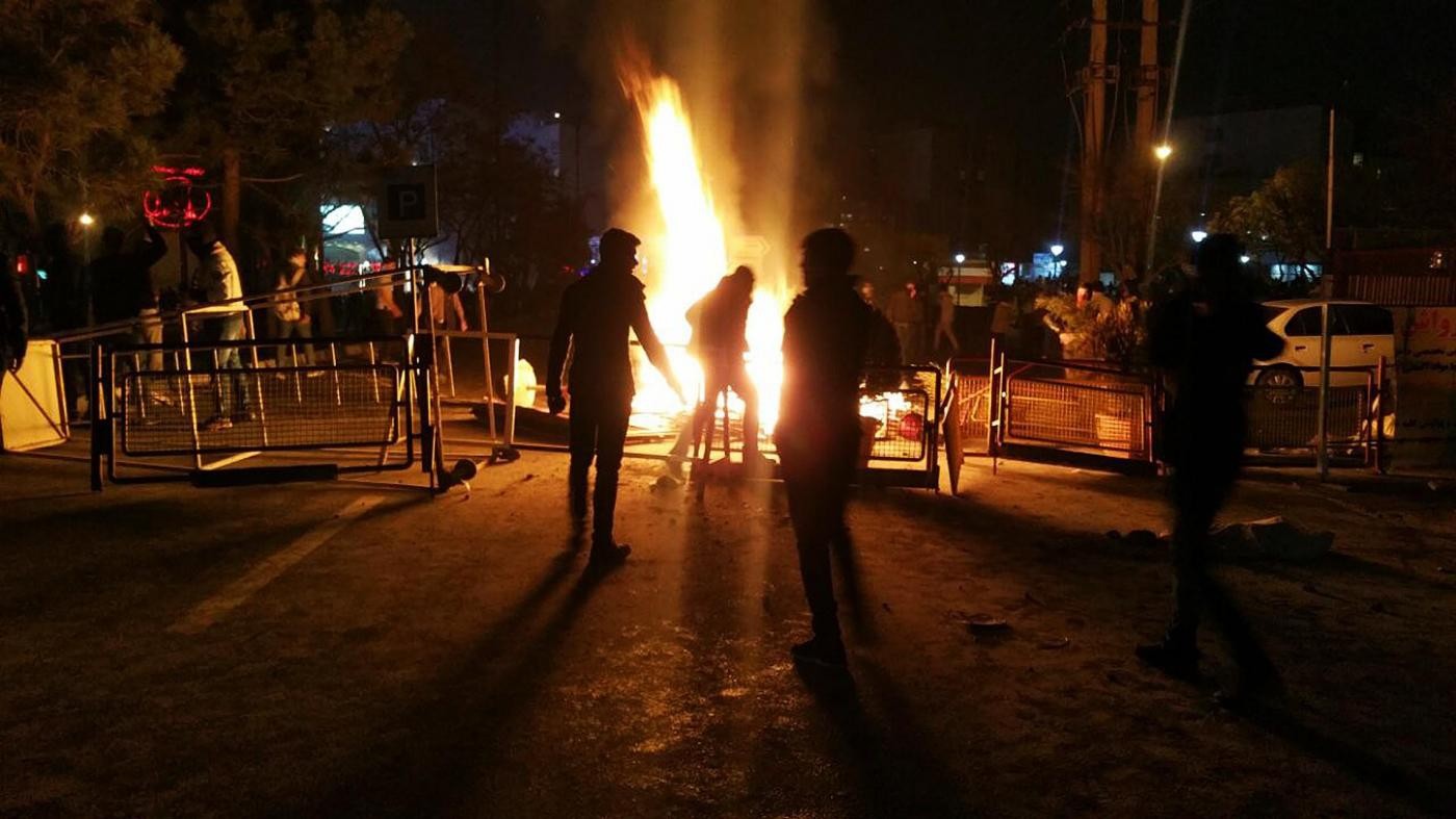 Iran, 9 morti a Isfahan. Ancora scontri nella notte. Trump: “Regime brutale e corrotto”