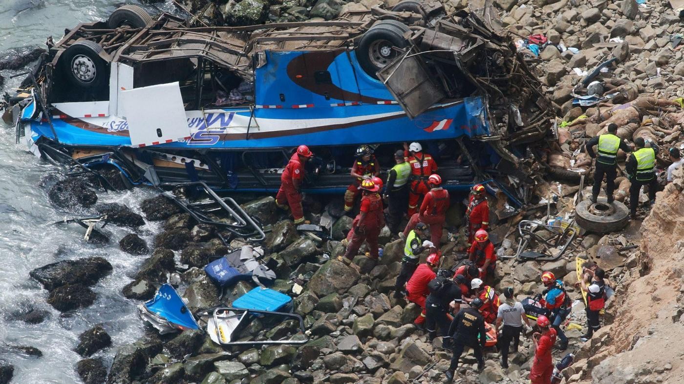 Perù, autobus vola sulla scogliera. Le vittime sono 48