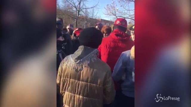Rifugiati in strada a Moncalieri contro il ritardo dei documenti