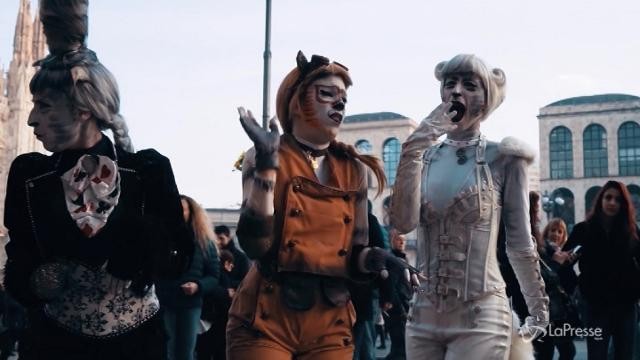 I gatti del musical Cats in strada per regalare sorrisi