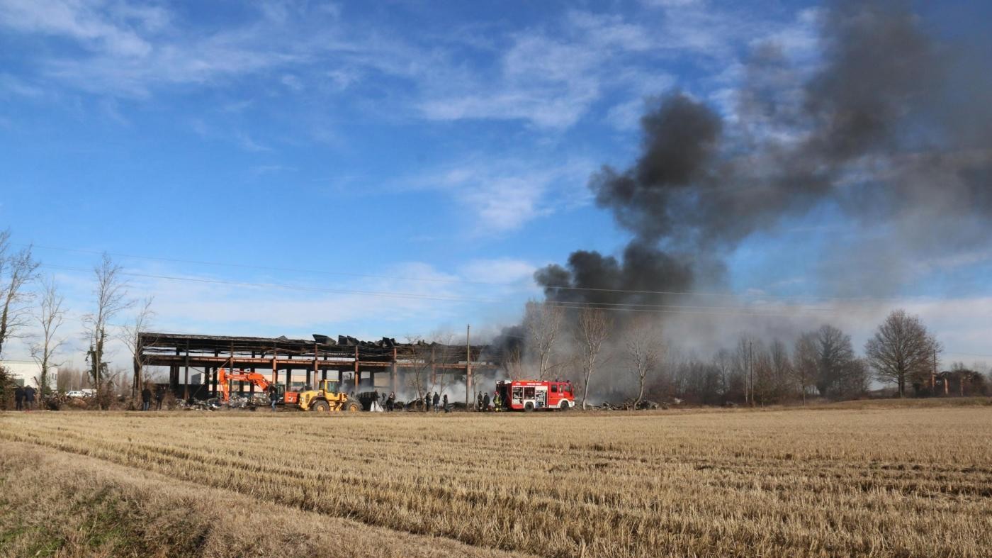Pavia, brucia un capannone di rifiuti plastici: allarme nube tossica