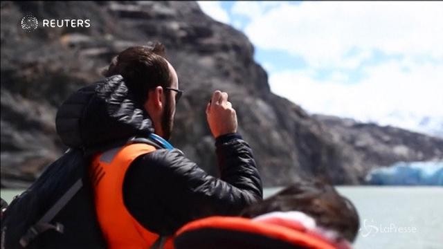 Cile, enorme iceberg si stacca dal ghiacciaio
