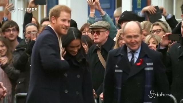 Fiori, doni e orsetti gommosi per Meghan e Harry