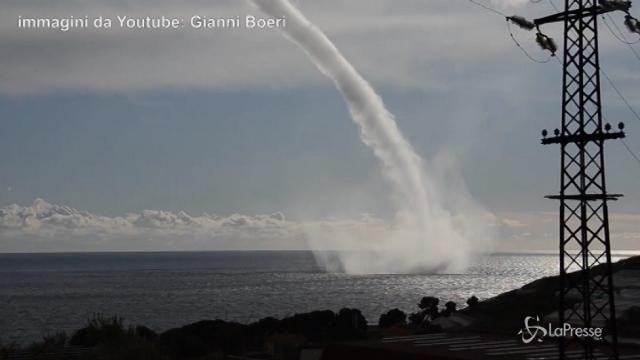 Tromba d’aria a Sanremo. Il mare sembra andare in cielo