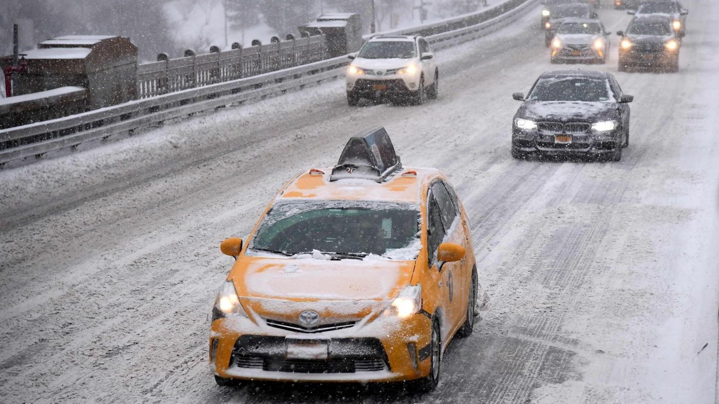 ‘Bomba ciclonica’ colpisce gli Usa: gelo, neve e voli cancellati