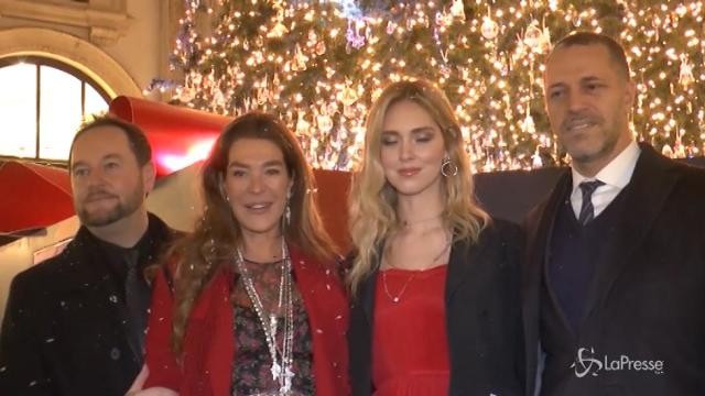 Milano, Chiara Ferragni accende l’albero di Natale di Swarovski