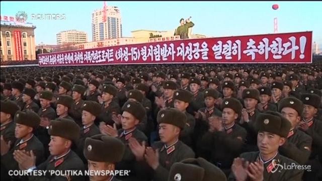 Corea del Nord, fuochi d’artificio e parate per il nuovo missile