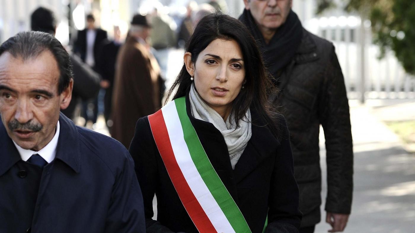 Roma, giudizio immediato per la Raggi. Sindaca a processo il 21 giugno