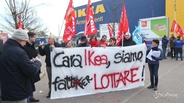 Ikea, sciopero a Milano per la mamma licenziata