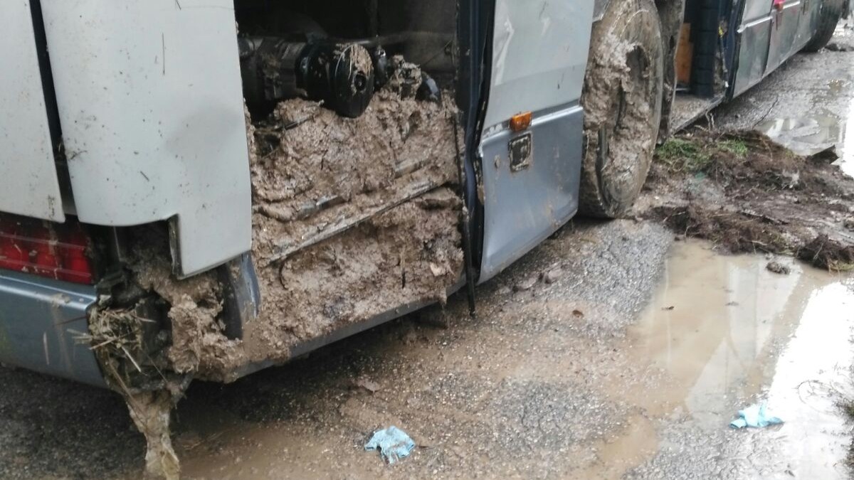Mantova, scuolabus si rovescia in un fosso: 50 a bordo. Nessuno grave
