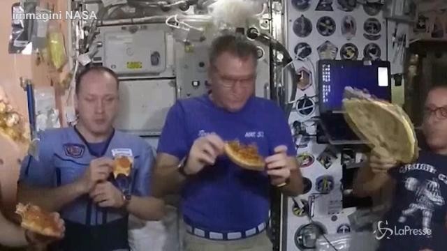 La pizza spaziale dell’ISS che sfida la gravità