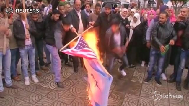 Gaza, palestinesi bruciano le bandiere di Israele e Usa