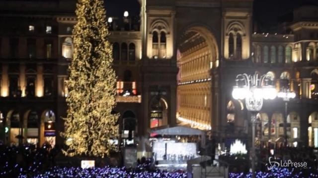 A Milano si accende l’albero di Natale in piazza Duomo