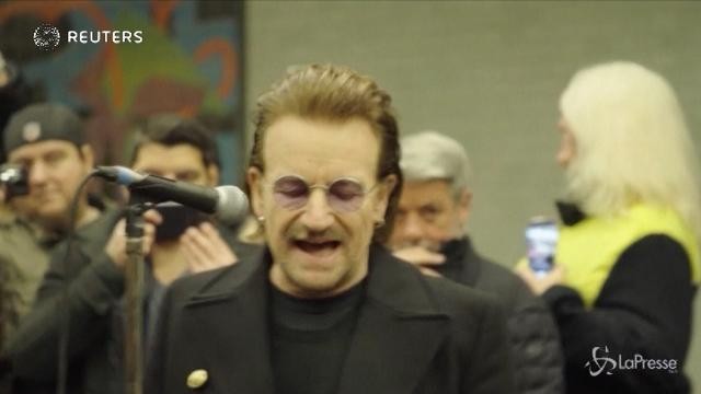Gli U2 suonano a sorpresa nella metro di Berlino