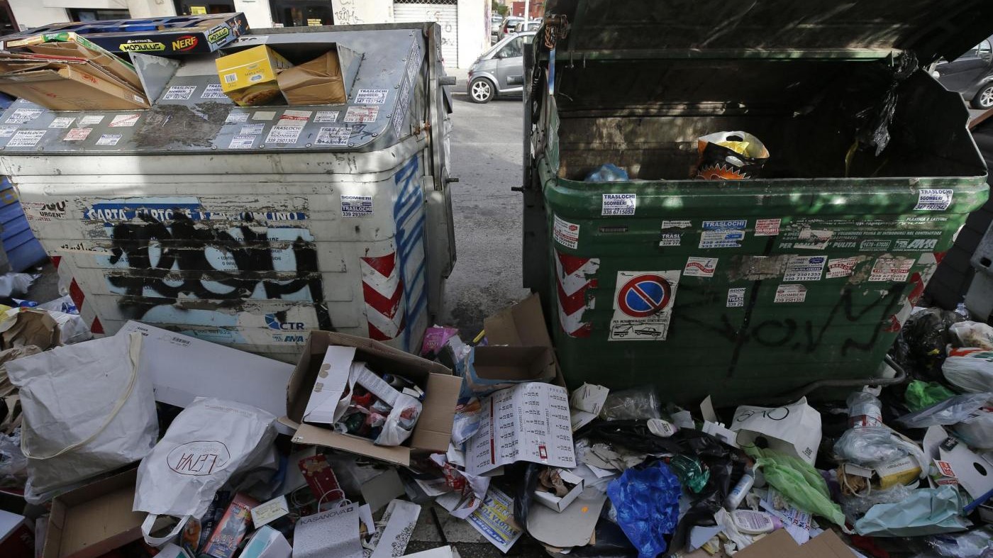 Rifiuti, a Roma è caos. Governo: “Rischio emergenza”