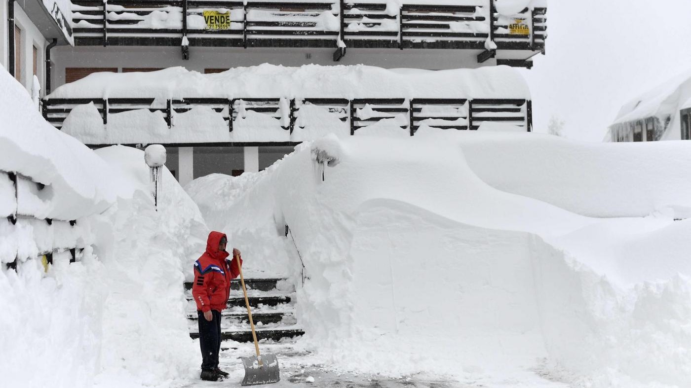 Paura a Sestriere, slavina travolge un condominio