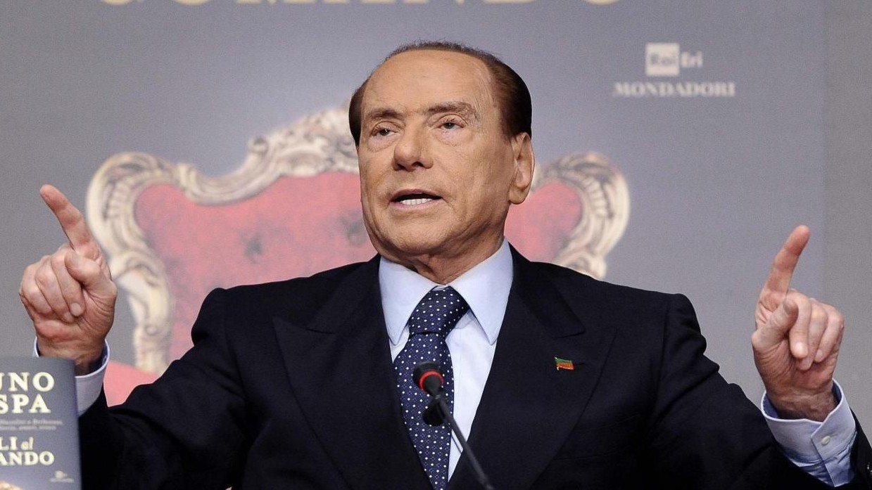 Centrodestra, Berlusconi: “Punto al 45%”. E assicura: “Maroni non avrà ruoli di governo”