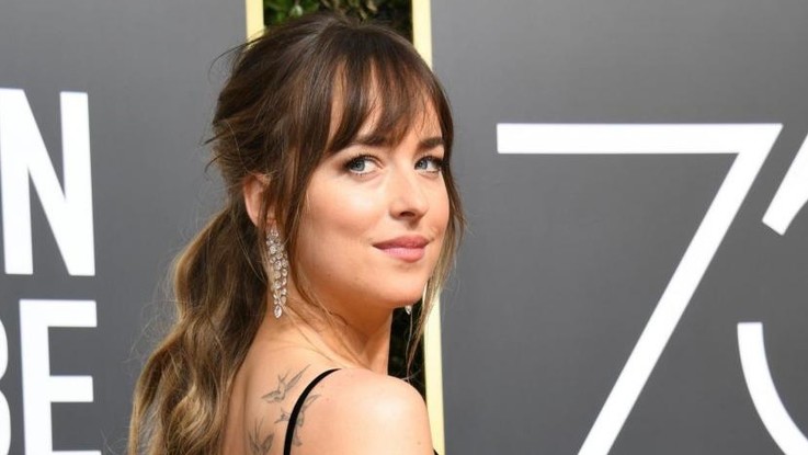 Golden Globe, Dakota Johnson 'una di noi': ecco cosa fa mentre Jennifer Aniston è sul palco