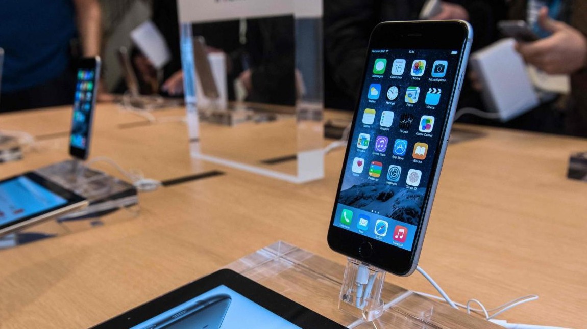 IPhone esplode in punto vendita Apple di Zurigo: ferito un dipendente e sette clienti
