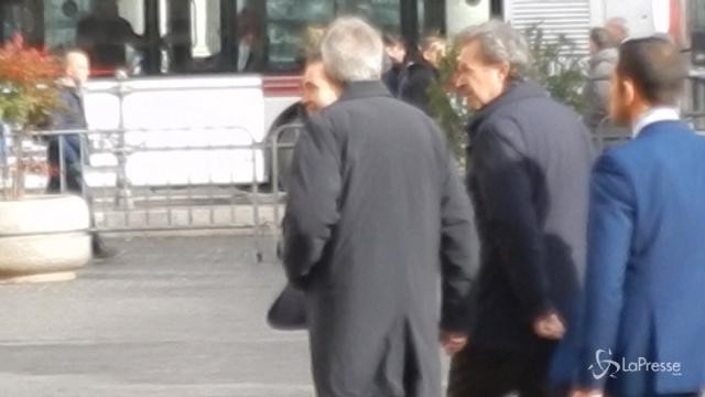 Il premier Gentiloni arriva a piedi a Palazzo Chigi