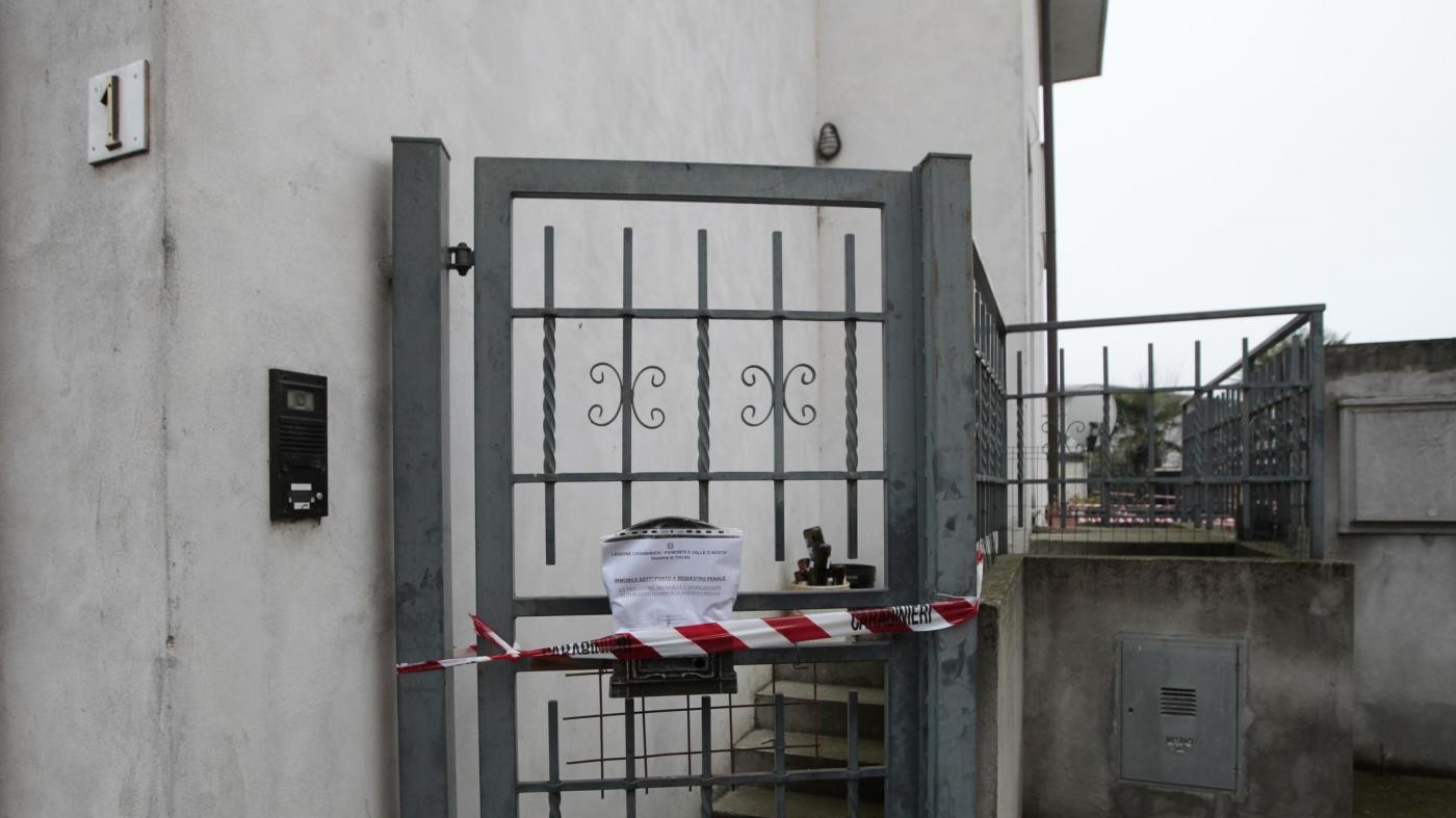 Novara, donna trovata morta in casa: interrogati compagno e vicini
