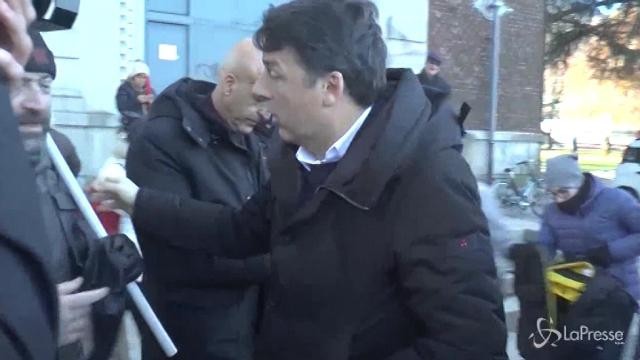 Como, selfie e abbracci per Renzi alla manifestazione antifascista