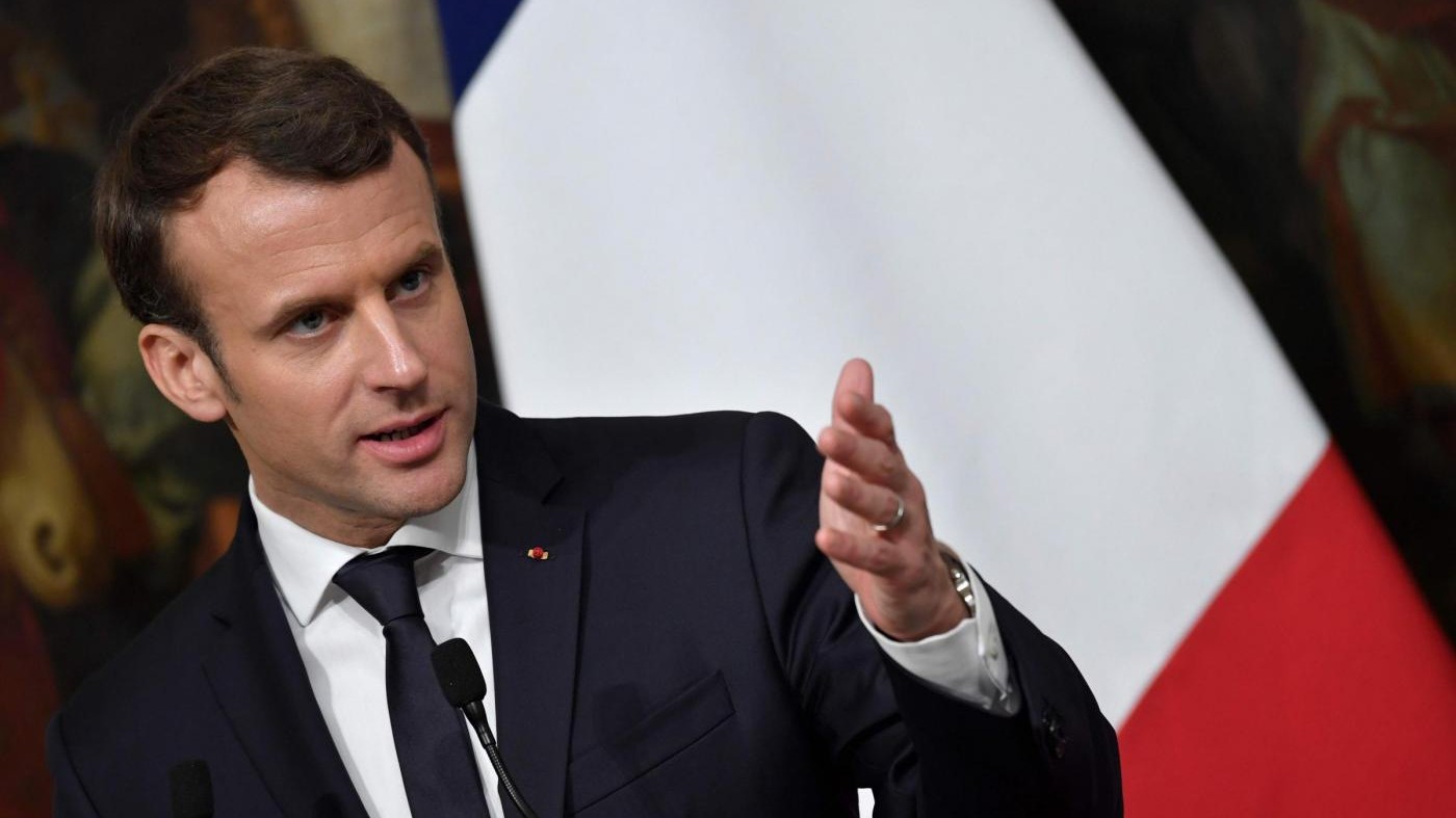 Migranti, scrittore Nobel contro Macron che replica: “Intellettuali confusi”