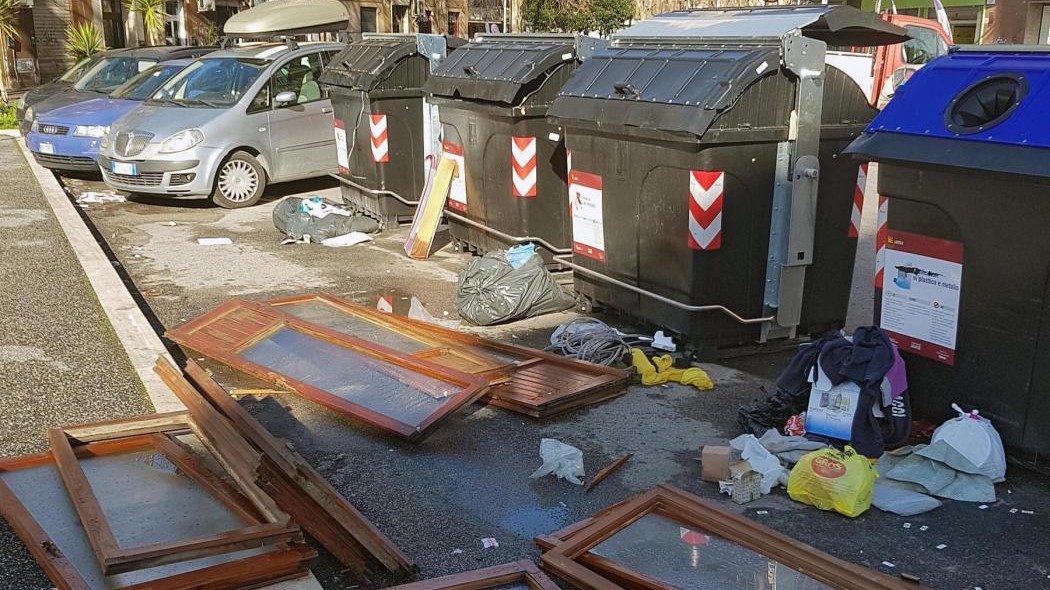 Rifiuti Roma, Gentiloni: “Il Governo collabora ma il Comune è riluttante”