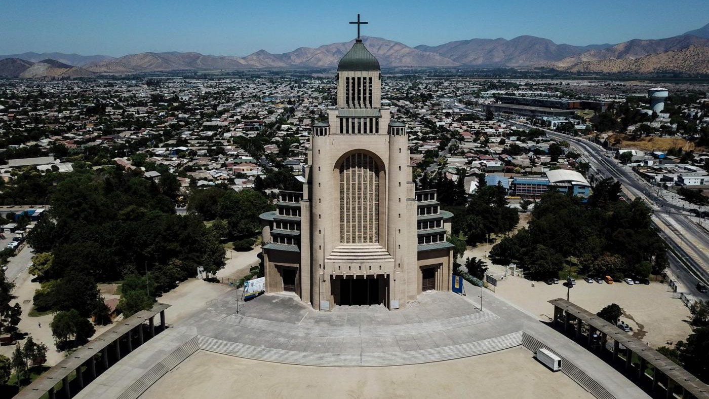 Cile, ordigni incendiari in 4 chiese a pochi giorni dalla visita del Papa