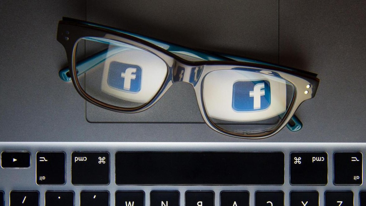 Facebook: più post da amici, meno news e spot. Titolo in rosso