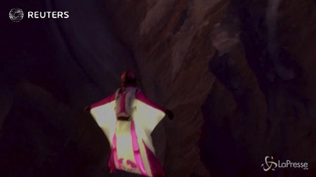 In tuta alare sopra le Alpi svizzere: panorama spettacolare per Geraldine Fasnacht