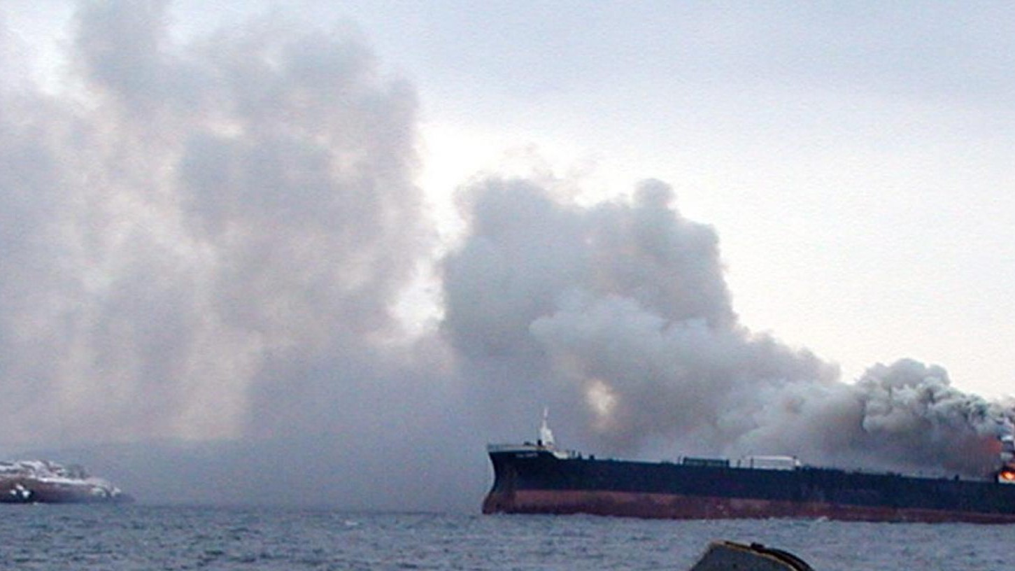 Affonda petroliera iraniana a fuoco in Cina: nessuna speranza di trovare superstiti