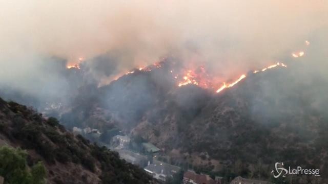 California, l’incendio Thomas continua a bruciare