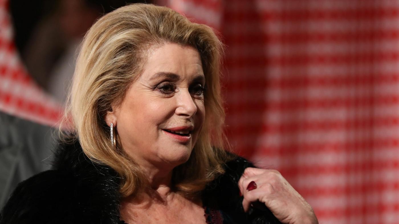 Catherine Deneuve chiede scusa: “Abbraccio le vittime delle molestie”